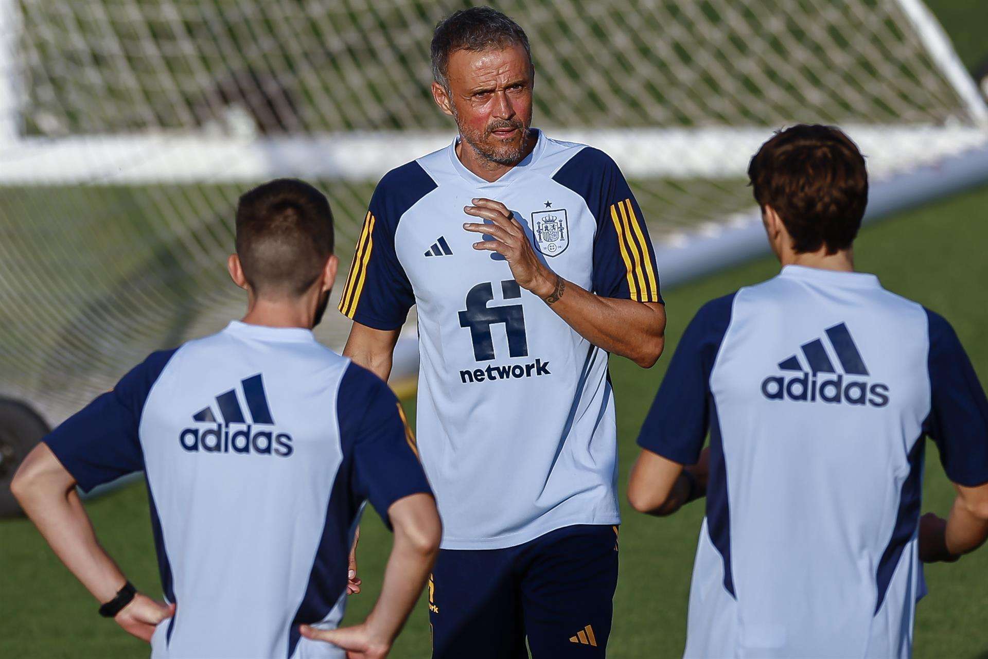 El seleccionador español, Luis Enrique Martínez (c), durante un entrenamiento de la selección española de fútbol en la Ciudad del Futbol de Las Rozas, Madrid. EFE/Rodrigo Jiménez