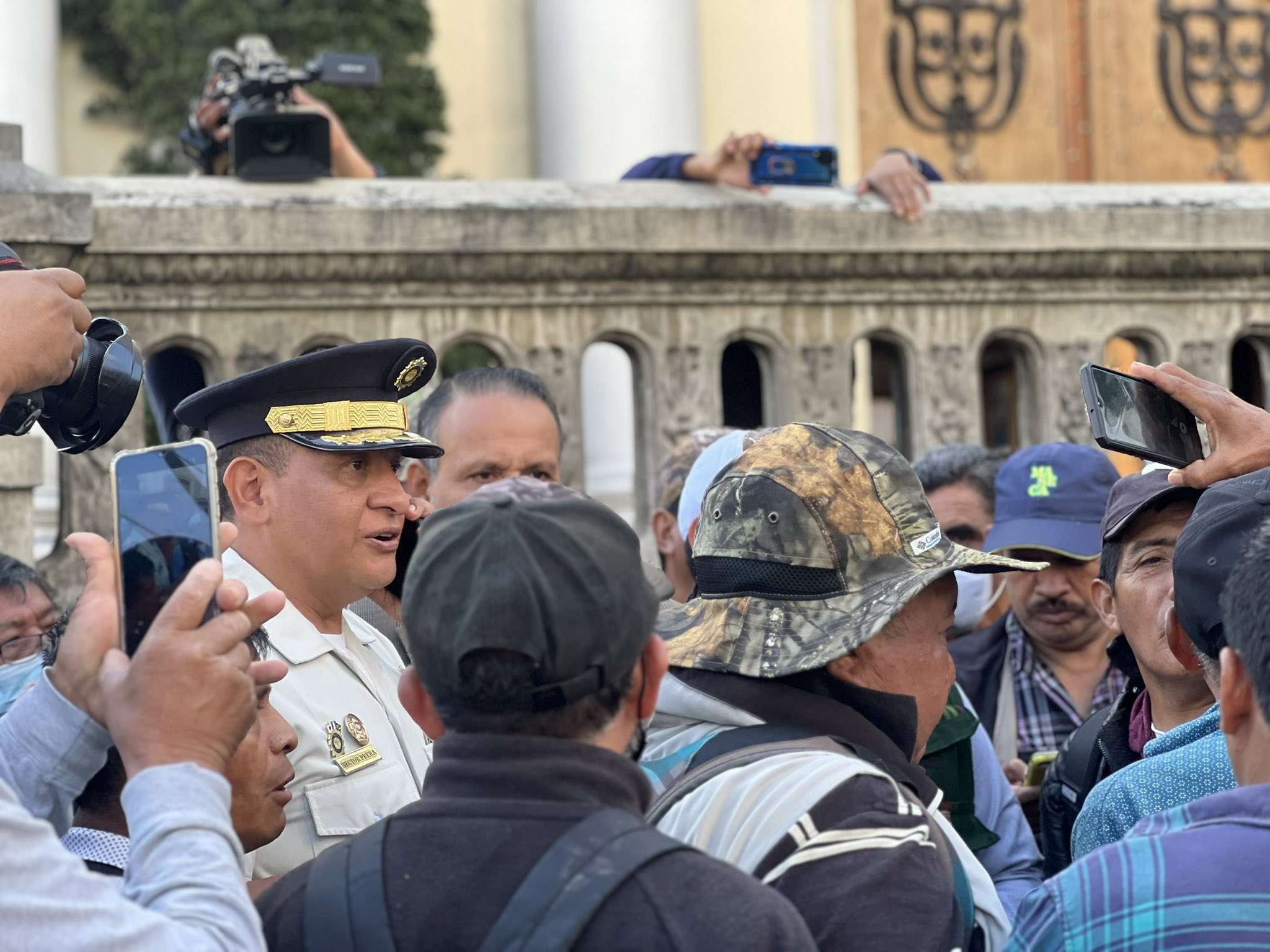 Militares veteranos bloquean al menos 10 puntos en carreteras