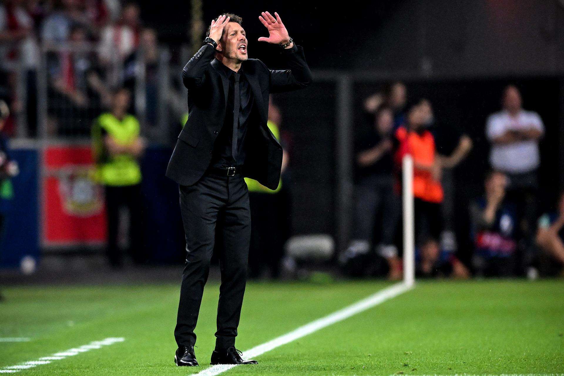 Diego Simeone, en una foto de archivo durante la derrota ante el Bayer Leverkusen. EFE/EPA/SASCHA STEINBACH