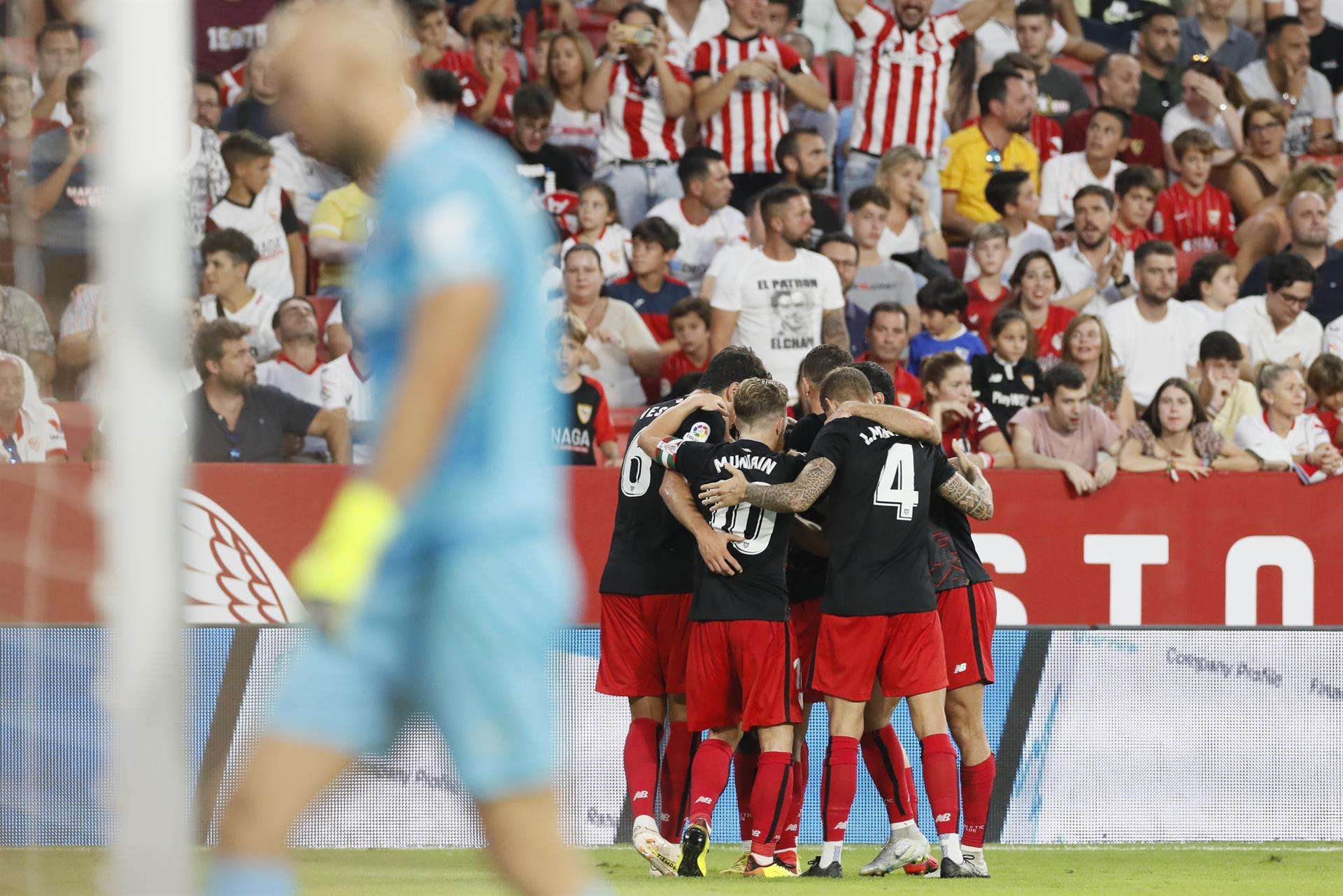 Los jugadores del Athletic Club celebran el primer gol del equipo bilbaino durante el encuentro correspondiente a la octava jornada de primera división que disputaron frente a Sevilla en el estadio Sánchez Pizjuán, en Sevilla. EFE/José Manuel Vidal