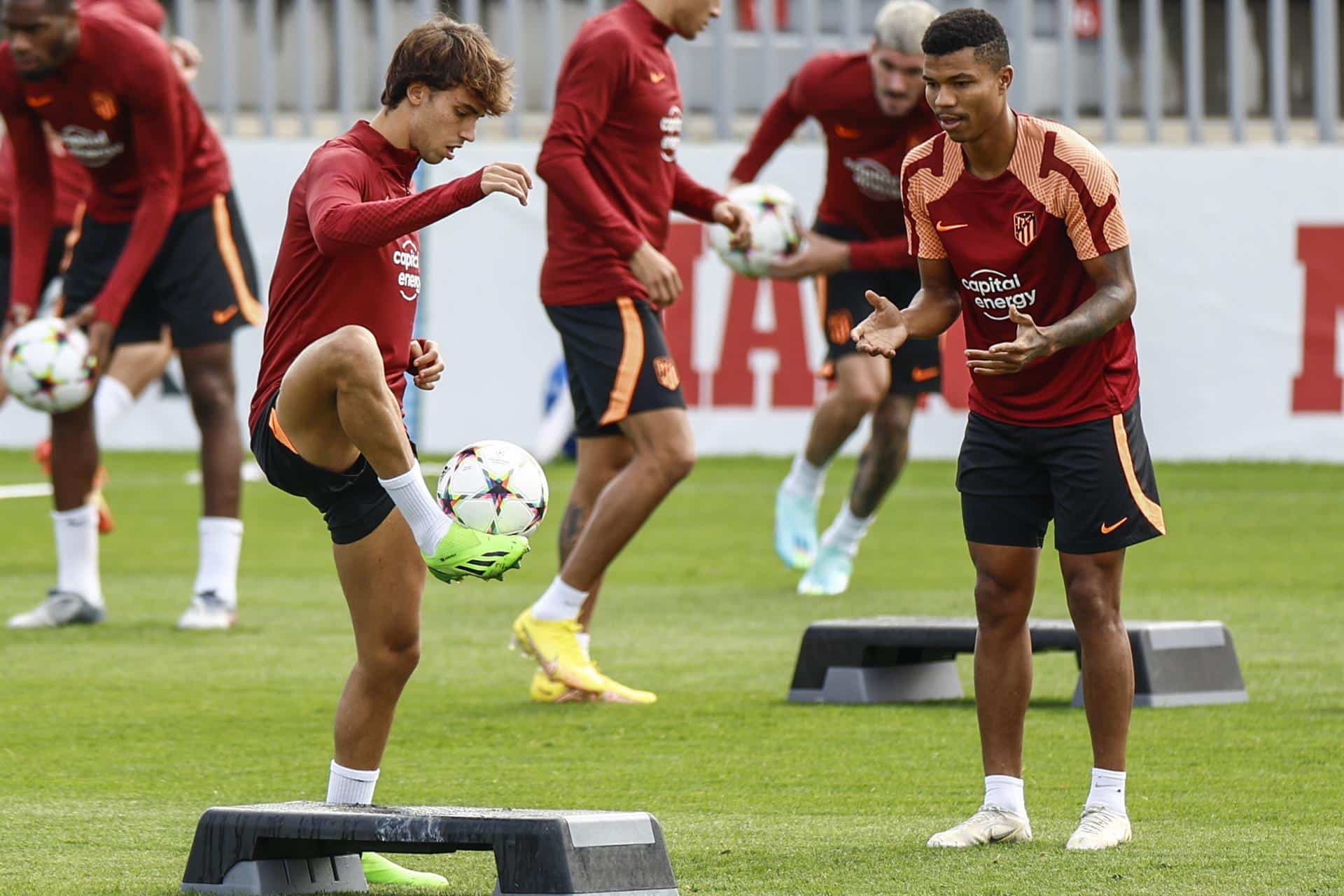 Joao Félix (i) y Reinildo Mandava (d), en un momento del entrenamiento de este martes. EFE/Rodrigo Jiménez