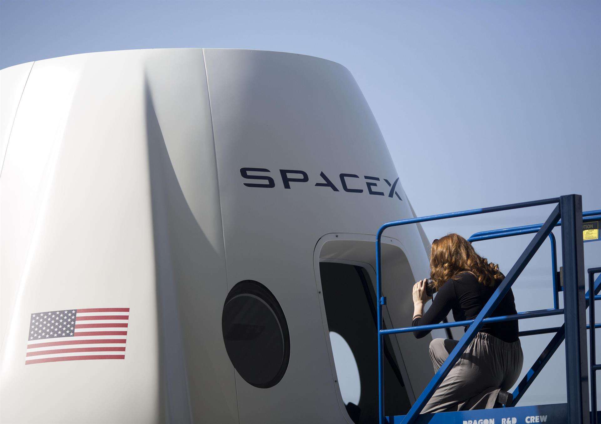 Fotografía de archivo en la que se registró una cápsula espacial de la empresa SpaceX, en la ciudad de Hawthorne (EE.UU). EFE/Armando Arorizo