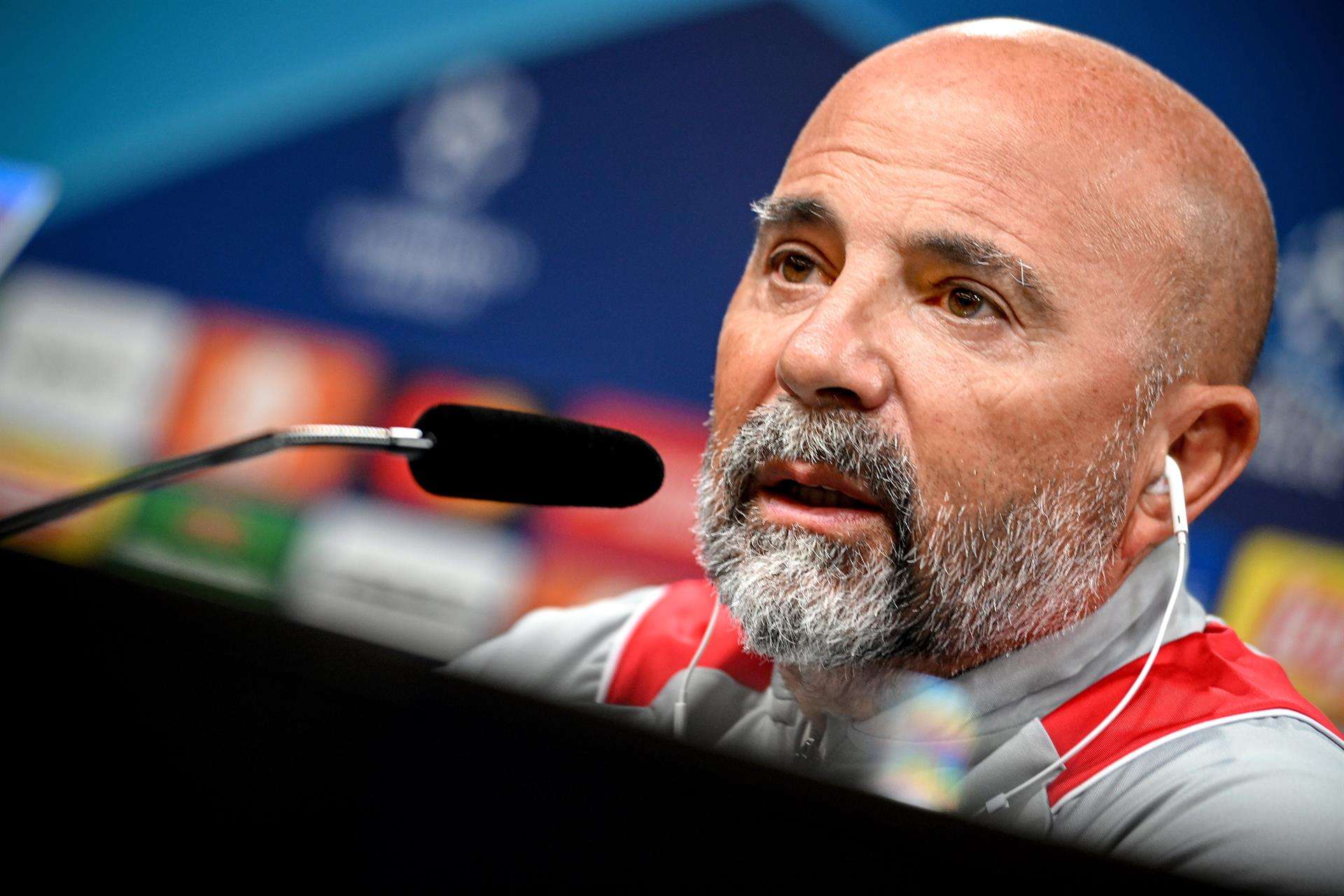 El argentino Jorge Sampaoli, entrenador del Sevilla, durante la conferencia de prensa previa al partido de mañana, martes,contra el Borussia de Dortmund. EFE/EPA/SASCHA STEINBACH