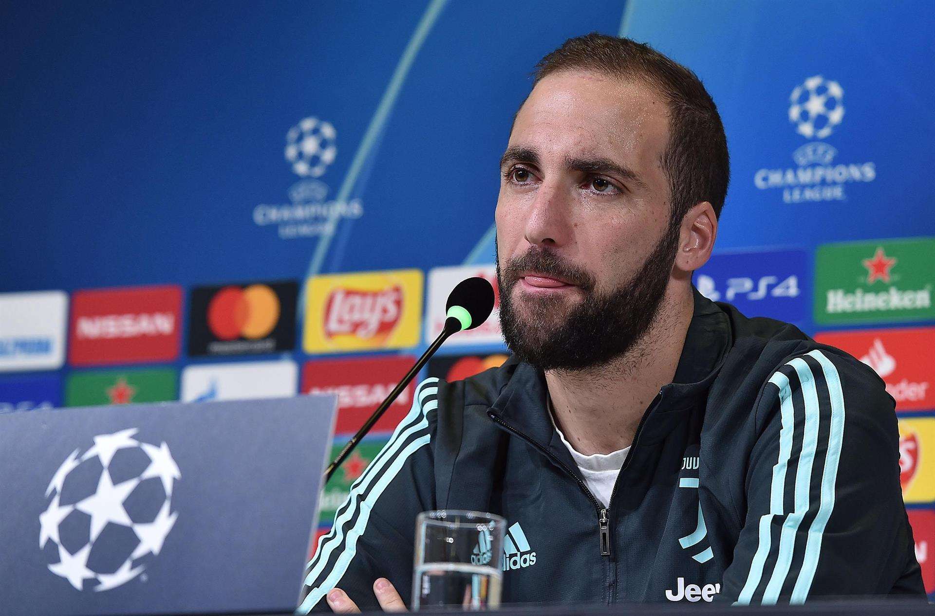 Higuaín comenzó su carrera en River en 2005, cuando tenía 17 años -de la mano del exjugador, entrenador y presidente del club, Daniel Passarella-, donde jugó 41 partidos y convirtió 15 goles. Foto de archivo. EFE/EPA/ALESSANDRO DI MARCO