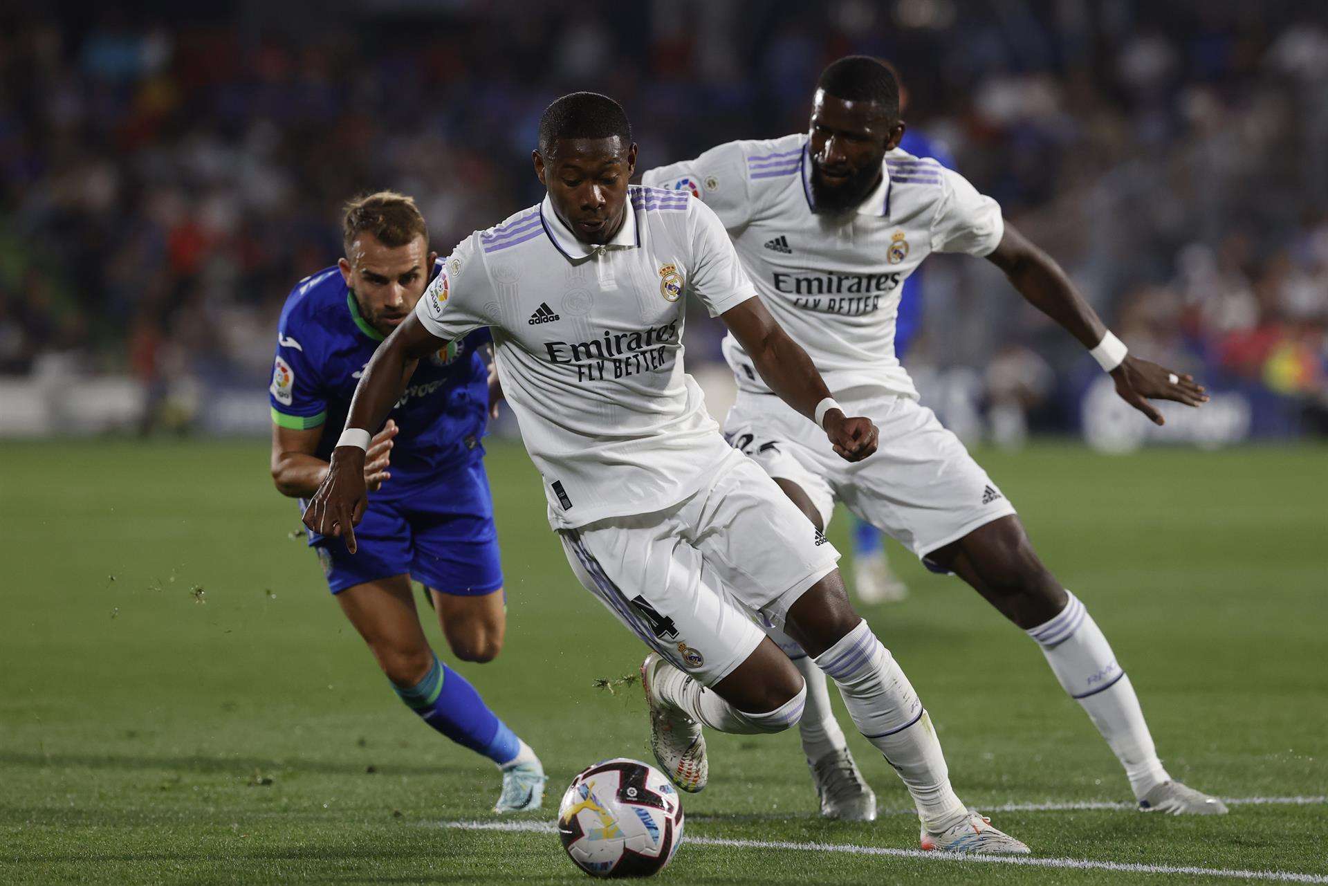 Los jugadores madridistas David Alaba (C) y Antonio Rudiger (d), durante el partido del último sábado ante el Getafe, en LaLiga española de fútbol. EFE/Juan Carlos Hidalgo/ARCHIVO