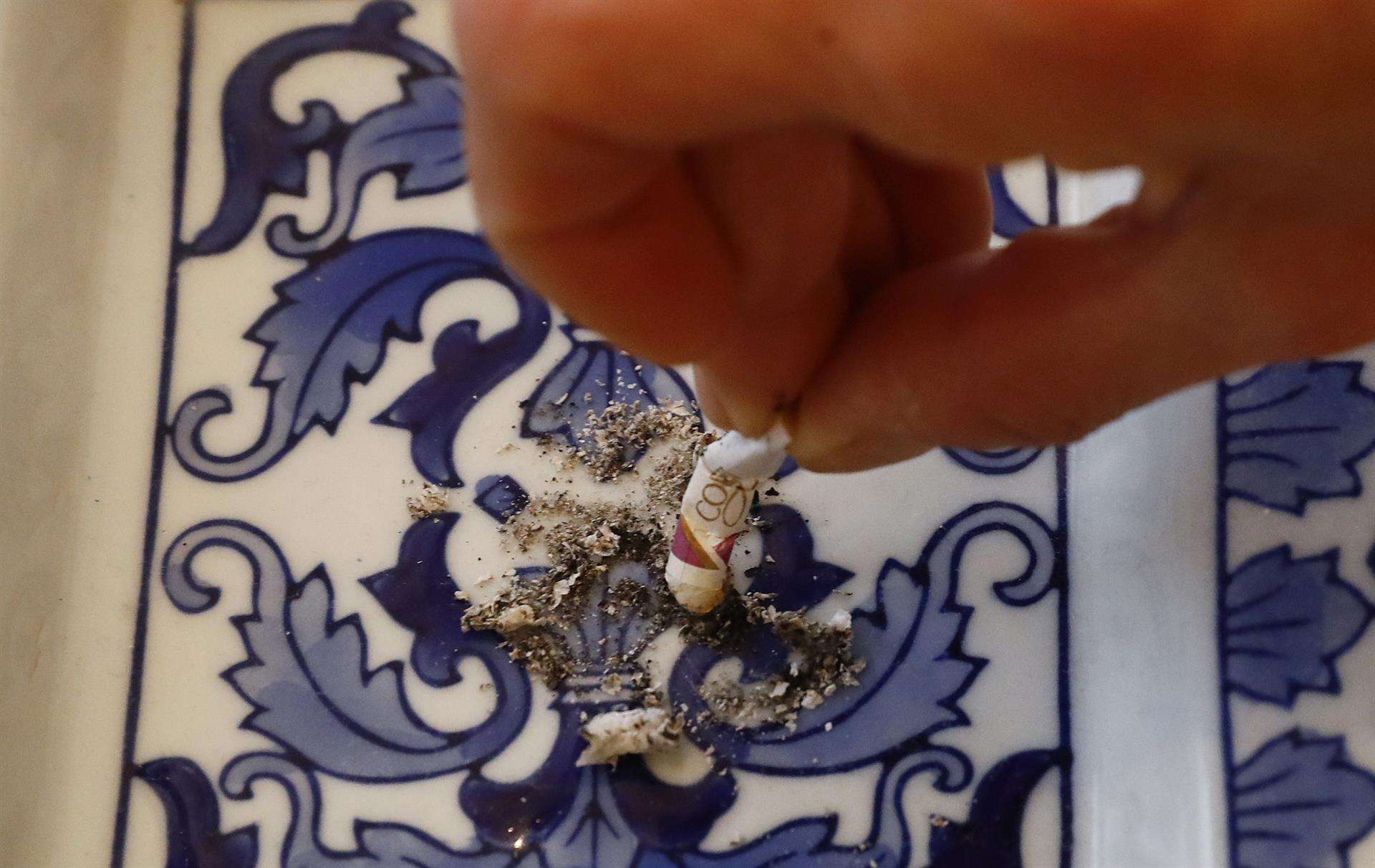 En la imagen de archivo, una persona apaga un cigarrillo en un cenicero. EFE/ Ballesteros