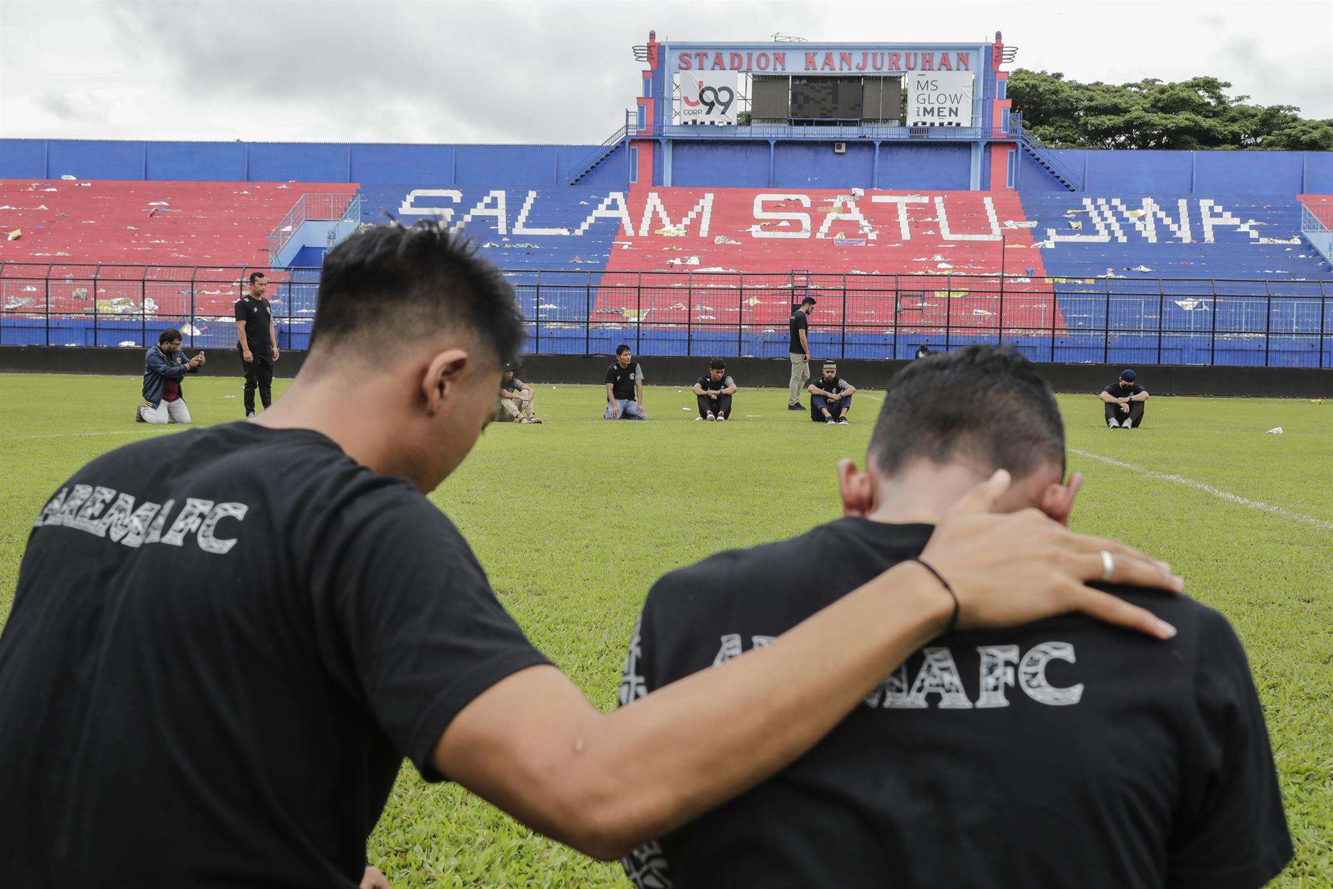 Jugadores y directivos del Arema FC dan el pésame este lunes a las víctimas de los disturbios y la estampida en el campo del estadio Kanjuruhan en Malang, Java Oriental, en Indonesia. EFE/ Mast Irham