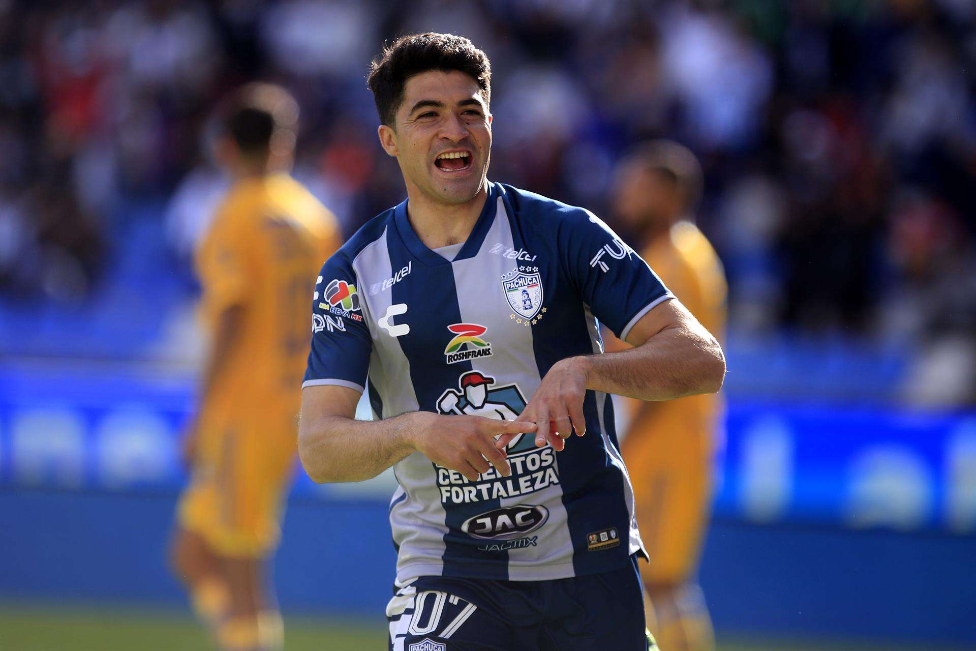 Fotografía de Nicolás Ibañez de Pachuca festejando un gol en el estadio Hidalgo de la ciudad de Pachuca (México). EFE/David Martínez Pelcastre