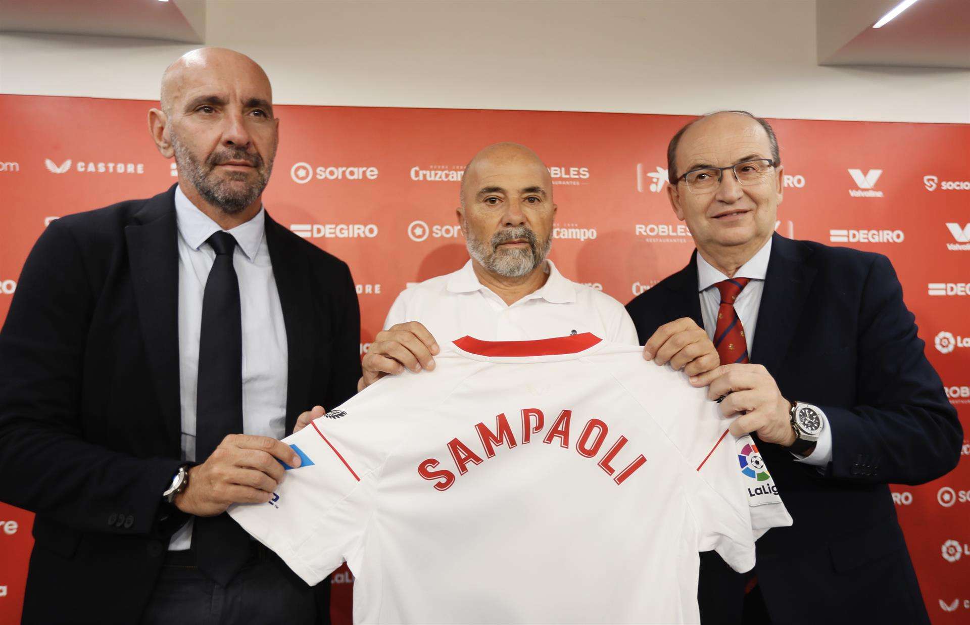 El técnico argentino Jorge Sampaoli, acompañado del presidente del Sevilla FC, José Castro, y del director deportivo del club, Ramón Rodríguez "Monchi", en rueda de prensa durante su presentación como nuevo entrenador del Sevilla FC, tras la destitución del vasco Julen Lopetegui que llegó en julio de 2019, en el Estadio Sánchez Pizjuán de la capital hispalense. EFE/José Manuel Vidal