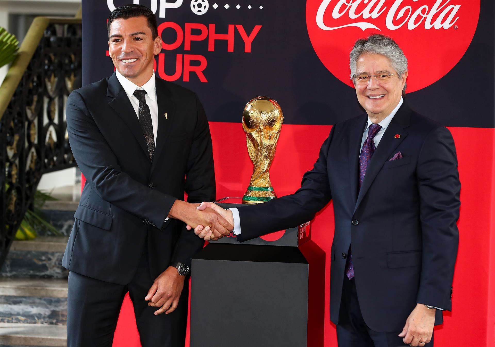 El presidente de Ecuador Guillermo Lasso (d) y el exjugador brasileño Lucio posan junto al trofeo de la Copa Mundo hoy, en el Palacio de Carondelet en Quito (Ecuador). EFE/José Jácome