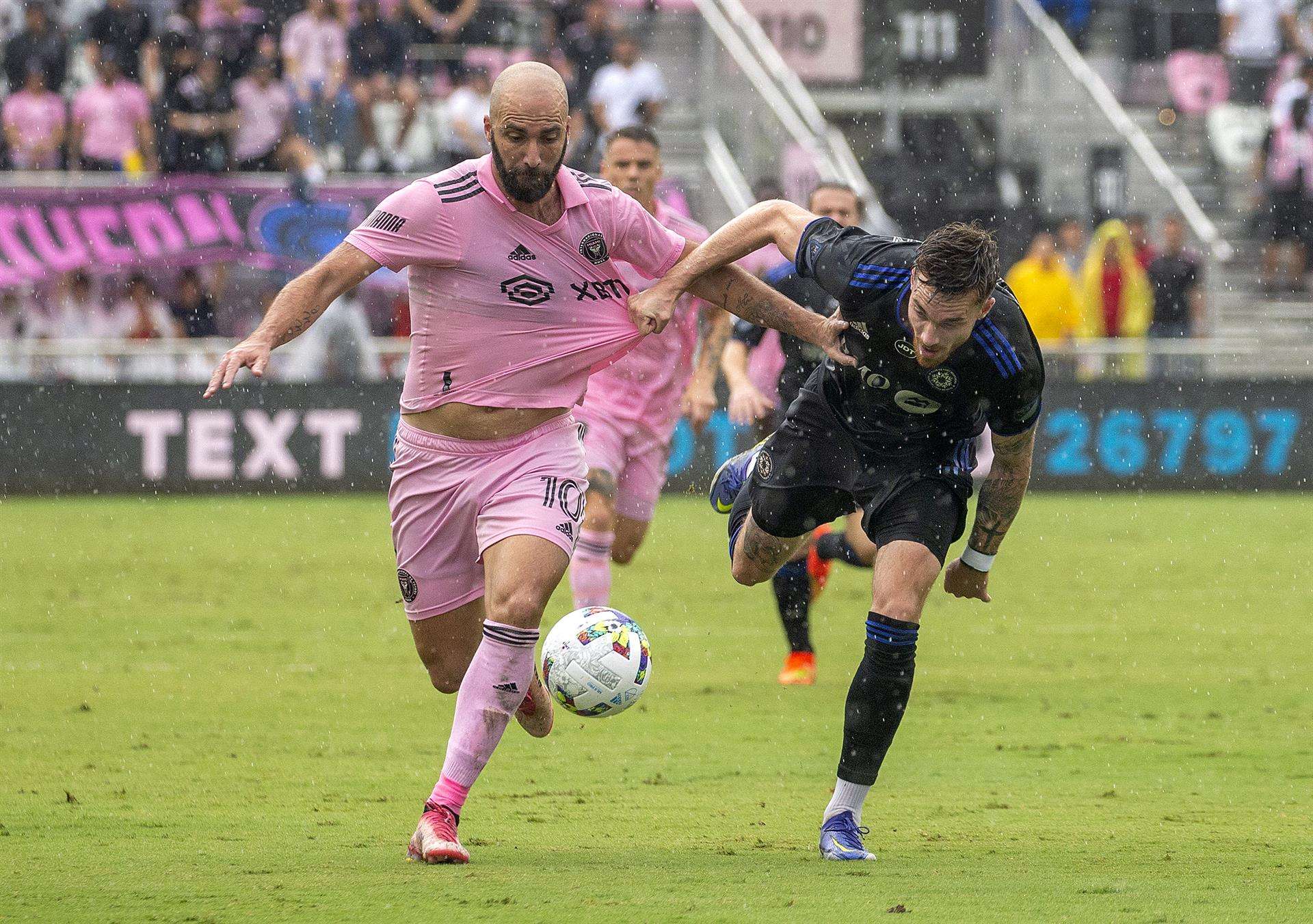 El jugador Gonzalo Higuain del Inter Miami CF (i) en acción contra Joel Waterman CF Montreal en el estadio DRV PNK de Fort Lauderdale, Florida, EE.UU. EFE/EPA/CRISTOBAL HERRERA-ULASHKEVICH