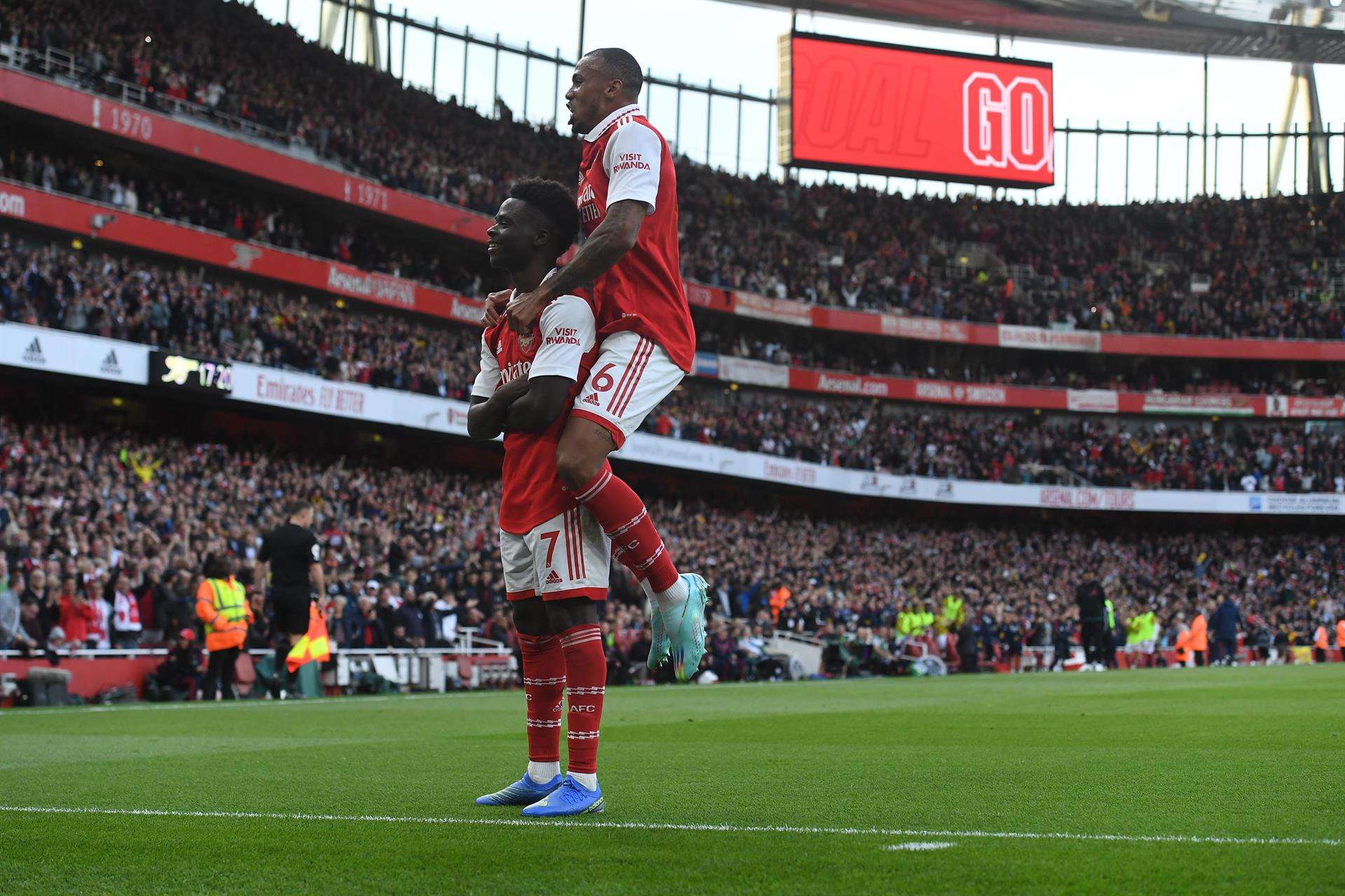 Bukayo Saka celebra con Gabriel Magalhaes el segundo gol del Arsenal. EFE/EPA/ANDY RAIN.