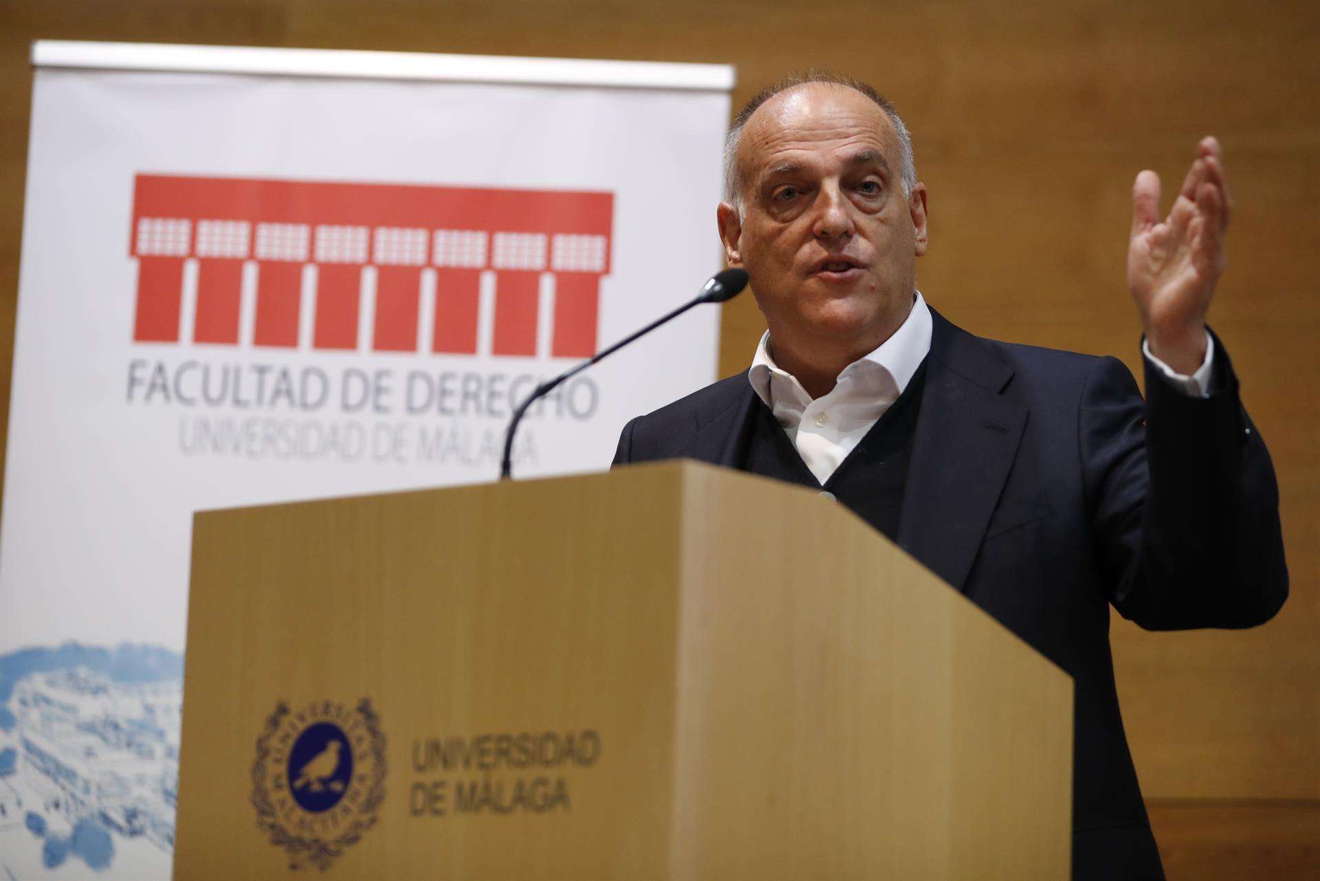 El presidente de LaLiga, Javier Tebas, durante la conferencia inaugural del congreso ‘Compliance en Derecho Deportivo en Málaga. EFE/Jorge Zapata