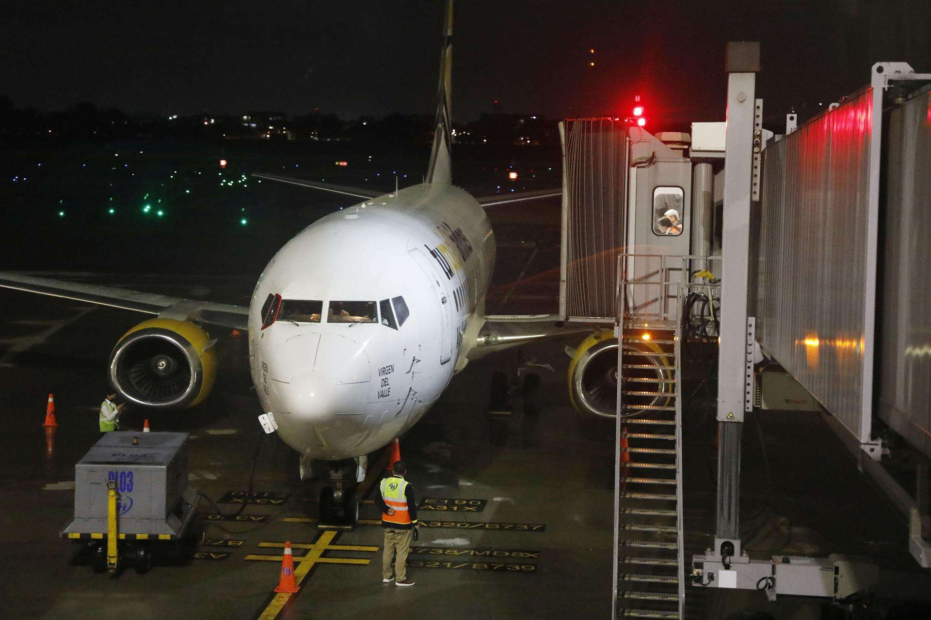 El avión del vuelo 8820 de la aerolínea Turpial llega al Aeropuerto El Dorado procedente de Caracas