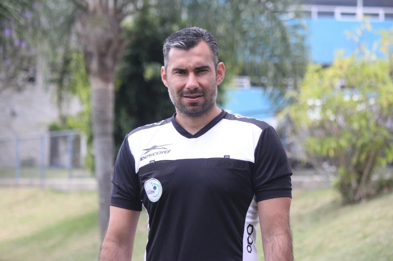 Mario Escobar Toca árbitro Árbitros