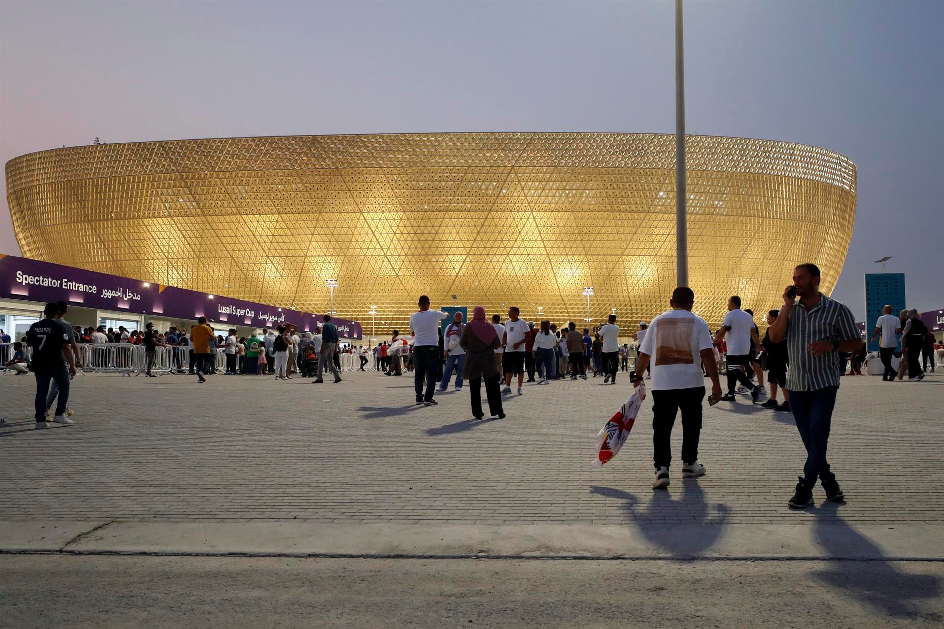 DOHA, 18/11/2022.- Los estadios del mundial de Qatar 2022 han sido la piedra angular de un proyecto faraónico que ha contado con los mejores arquitectos del mundo para reflejar el diseño vanguardista y aspectos de la cultura o la tradición del país, en una obra no exenta de polémica por las condiciones extremas de miles de trabajadores migrantes. En la imagen, el estadio Lusail, con capacidad para 80.000 espectadores, su diseño recuerda a los cuencos tradicionales árabes hechos a mano y sus luces consiguen un efecto de vida en el exterior.EFE/ Alberto Estevez