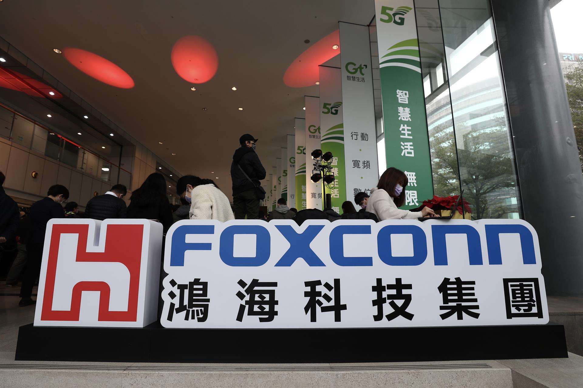 La planta de Foxconn en la ciudad china de Zhengzhou (Henan, centro), una de las principales ensambladoras de iPhone del mundo, necesita contratar a unos 10.000 trabajadores para normalizar su capacidad de producción tras casi dos semanas bajo confinamiento -aún vigente- por rebrotes de covid. EFE/EPA/RITCHIE B. TONGO