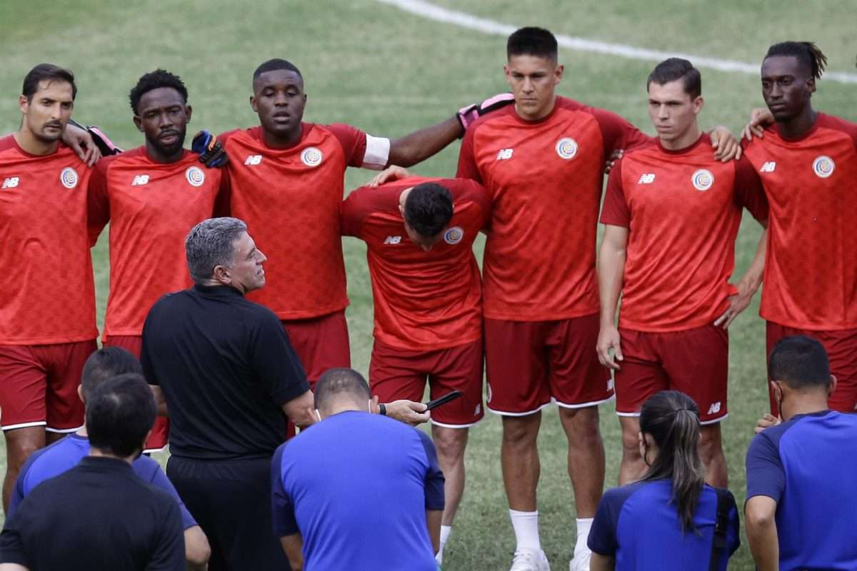 El entrenador Luis Fernando Suárez (c) de la selección de Costa Rica, en una imagen de archivo. EFE/Bienvenido Velasco