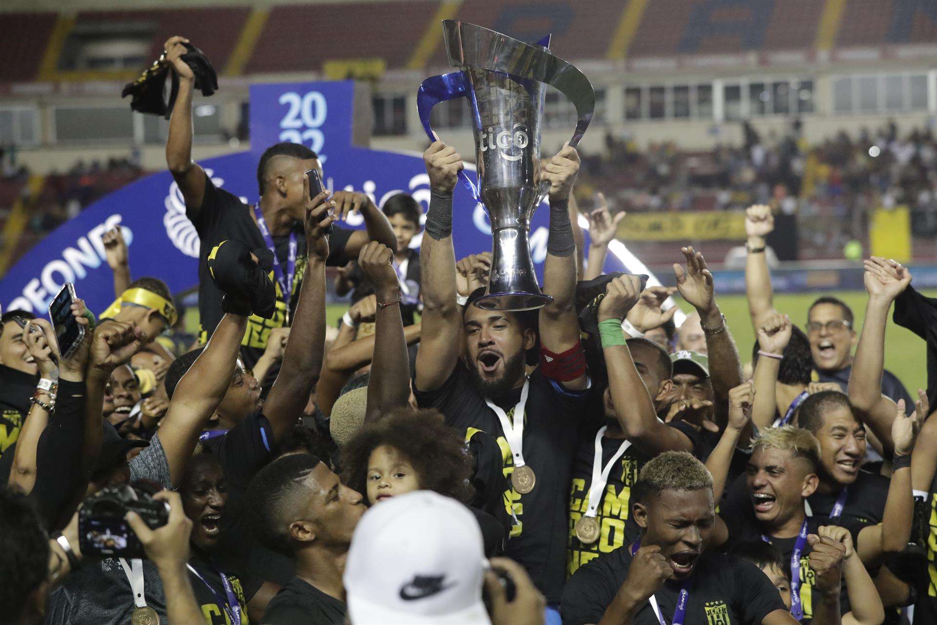 Jugadores de Independiente celebran al ganar la final de la Liga Panameña de Fútbol ante CD Universitario en el estadio Rommel Fernández, en Ciudad de Panamá (Panamá). EFE/Bienvenido Velasco