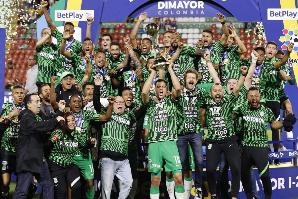 Fotografía de archivo de jugadores de Atlético Nacional celebran con el trofeo de la Primera División de fútbol colombiano, el 26 de junio de 2022. EFE/Mauricio Dueñas Castañeda