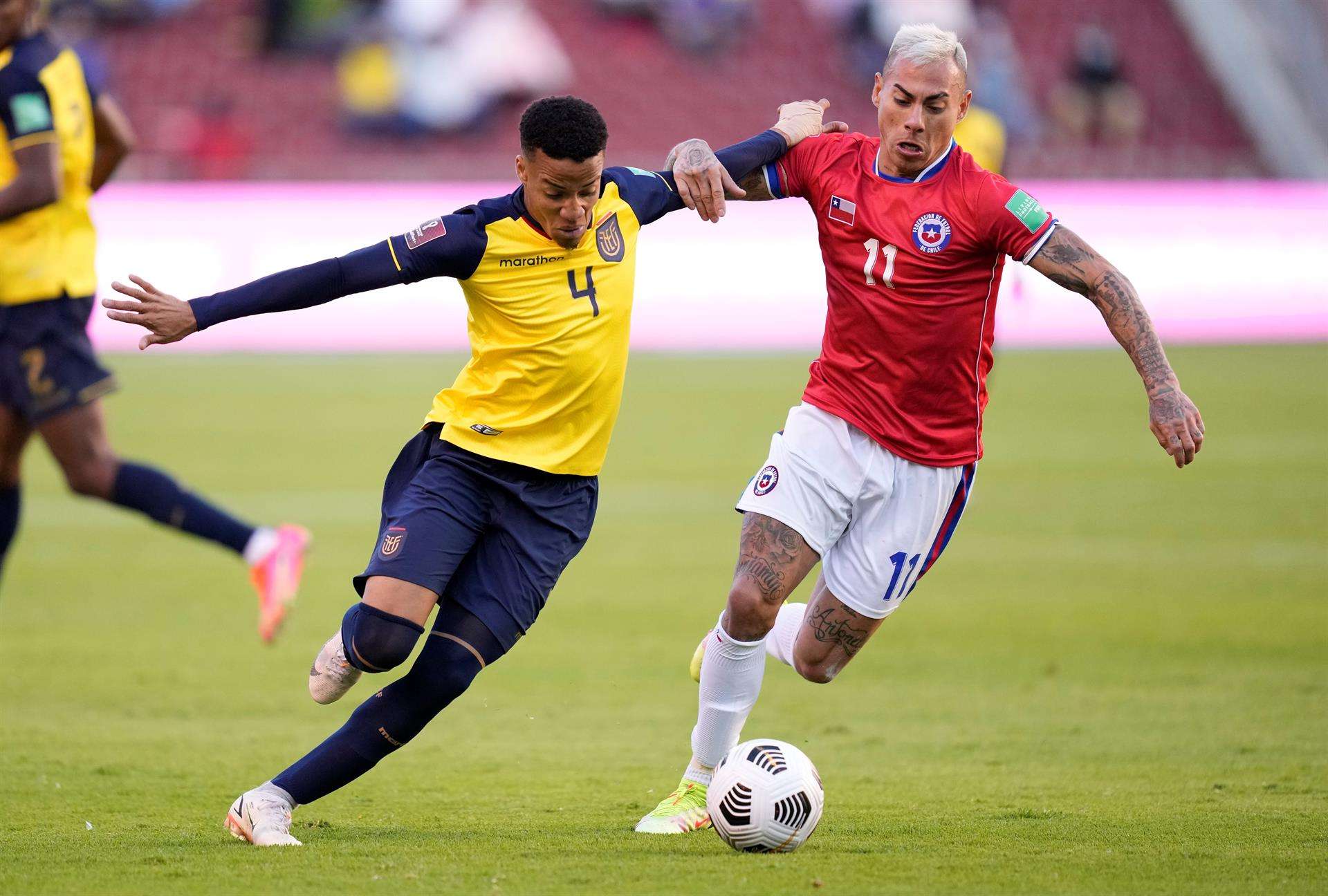 Foto de archivo del jugador ecuatoriano Byron Castillo (i). EFE/ Dolores Ochoa POOL