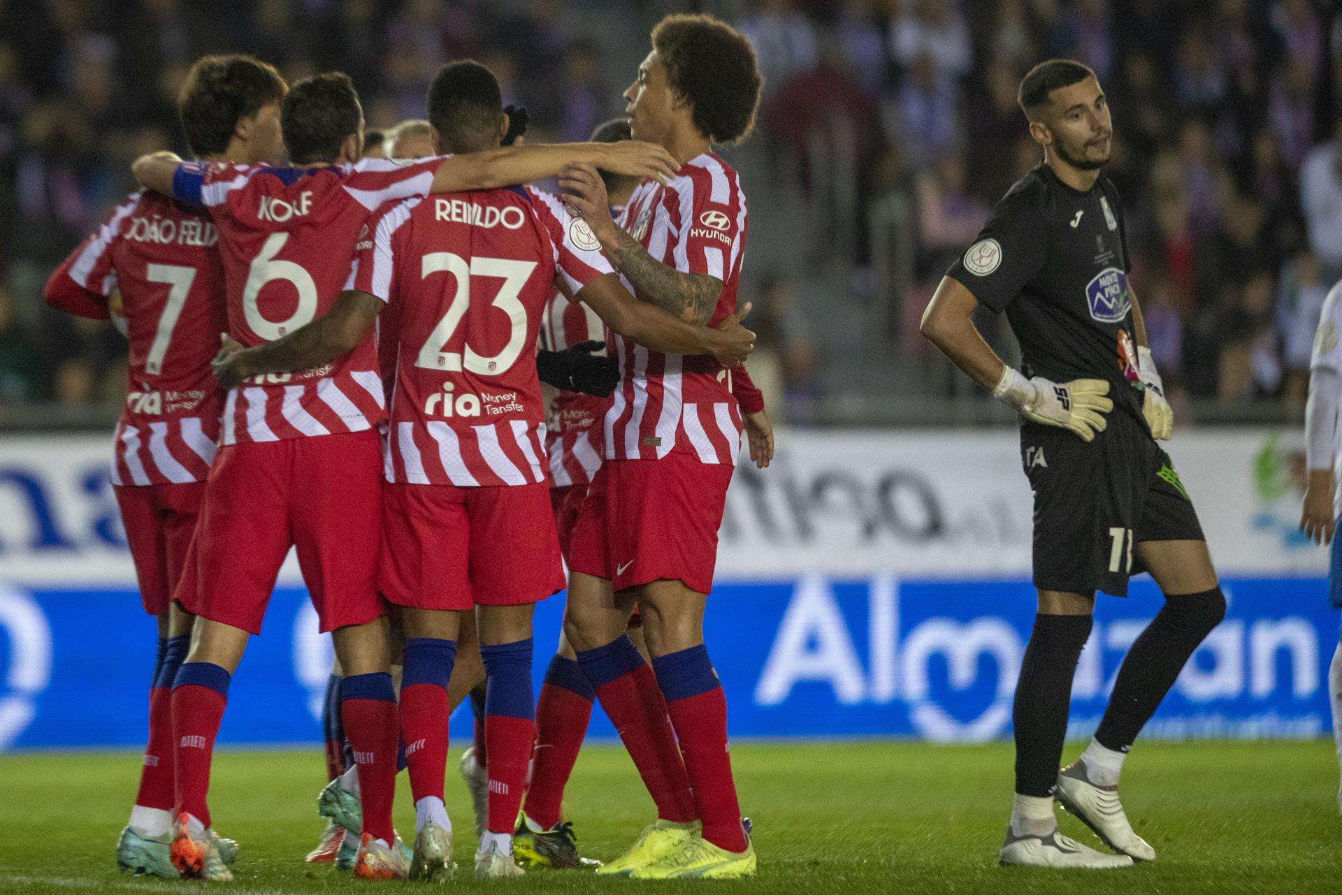 Los jugadores del Atlético de Madrid celebran el segundo gol del equipo, conseguido por Joao Félix, durante el encuentro correspondiente a la primera eliminatoria de la Copa del Rey que se disputa en el estadio de Los Pajaritos, en Soria. EFE/ Wifredo García.