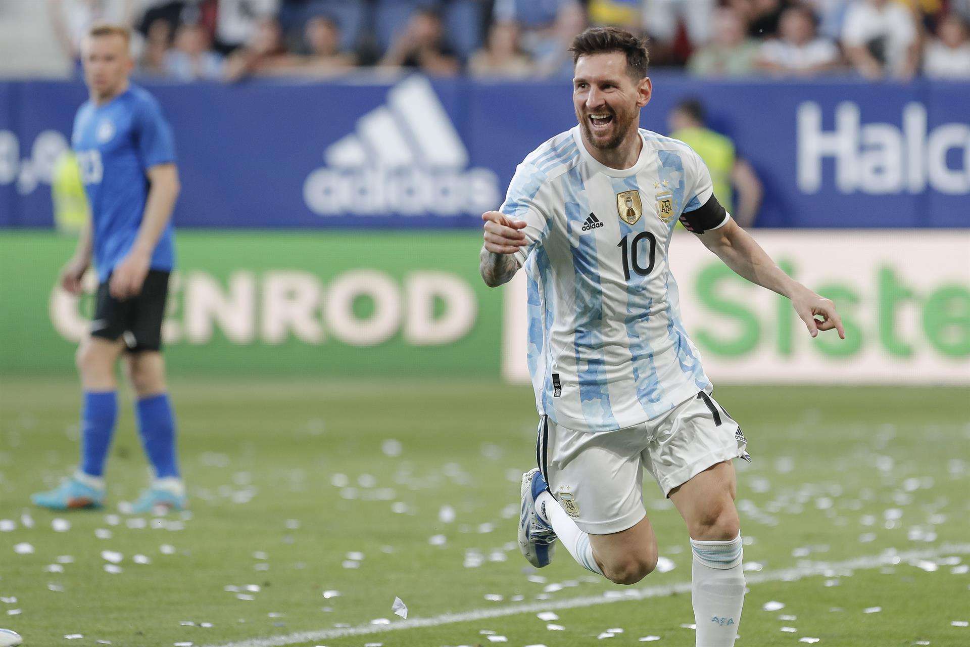 El delantero de la selección argentina de fútbol Lionel Messi celebra un gol, en una fotografía de archivo. EFE/ Villar López