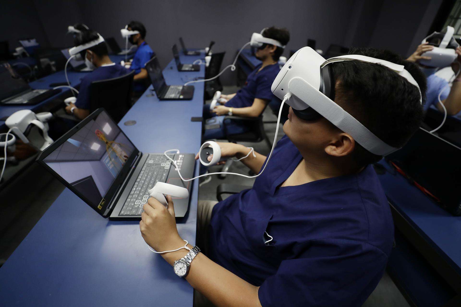 Estudiantes de la facultad de medicina de la Universidad de El Salvador fueron registrados este jueves, 10 de noviembre, al estrenar el laboratorio de realidad virtual denominado Minerva VR LAB, el primero en el país centroamericano, en San Salvador (El Salvador). EFE/Rodrigo Sura