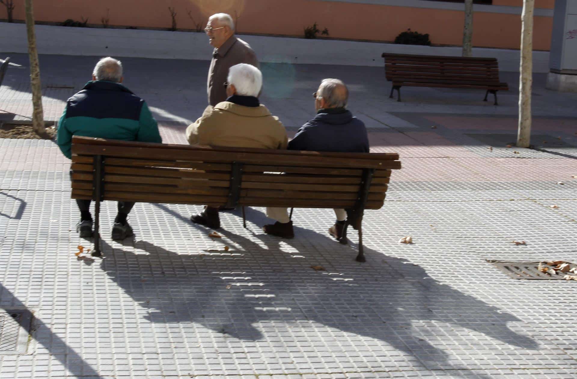 Un grupo de ancianos conversan sentados en un banco en Madrid. EFE/J.M. Espinosa/ra