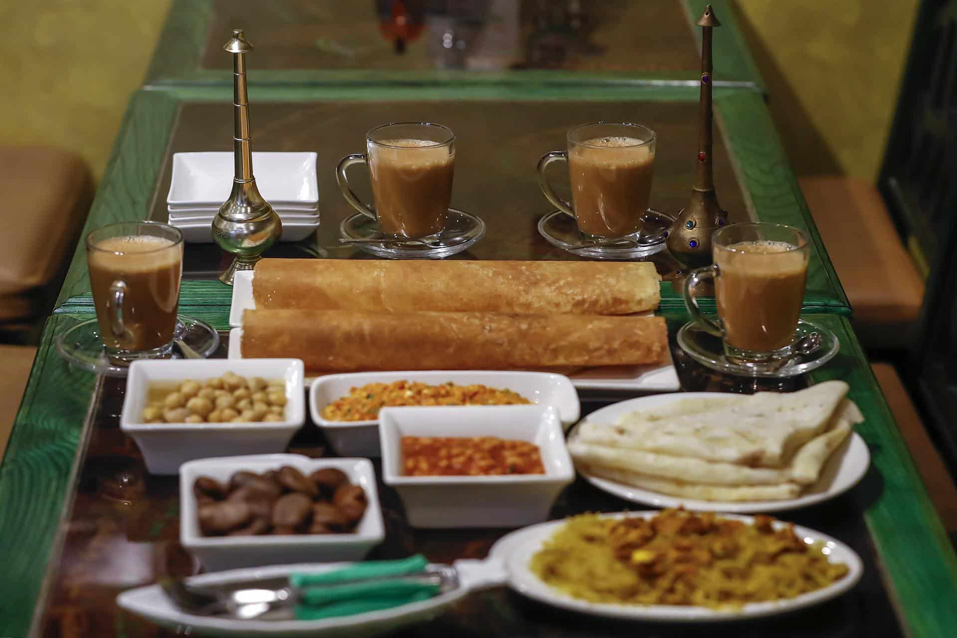 GRAF5472. DOHA, 04/11/2022.- Detalle de una degustación de platos tradicionales en el restaurante Al-Qassabi, propiedad de la cocinera Shams Al-Qassabi, quizás una de las mujeres más empoderadas, respetadas, humildes y ejemplares de todo el emirato que comenzó de cero, rayando limones de su cortijo para hacer condimentos para sus vecinos. EFE/ Alberto Estévez