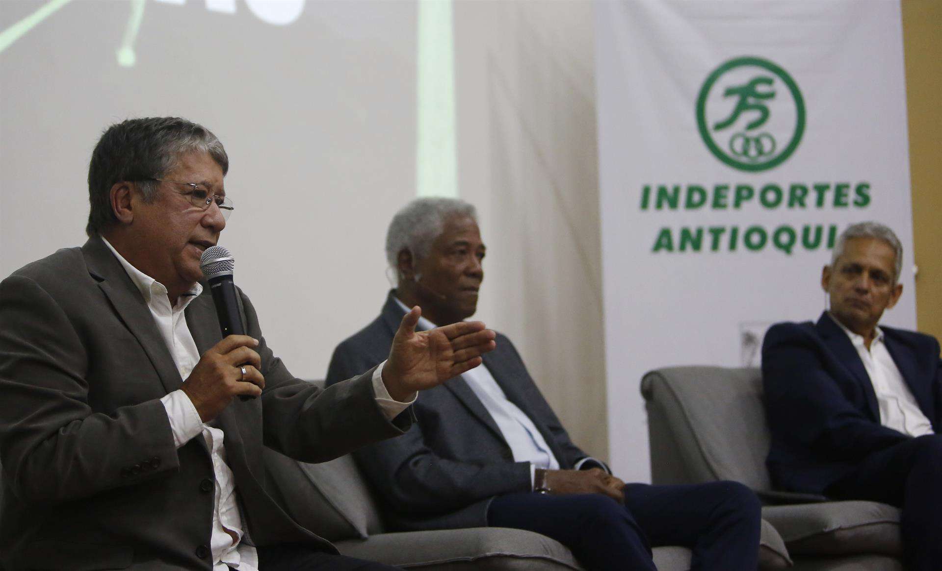 Los directores técnicos colombianos Hernán Darío "Bolillo" Gómez (i), Francisco Maturana (c) y Reinaldo Rueda participan en el conversatorio "Experiencias Mundialistas" hoy, en Medellín (Colombia). EFE/Luis Eduardo Noriega A.