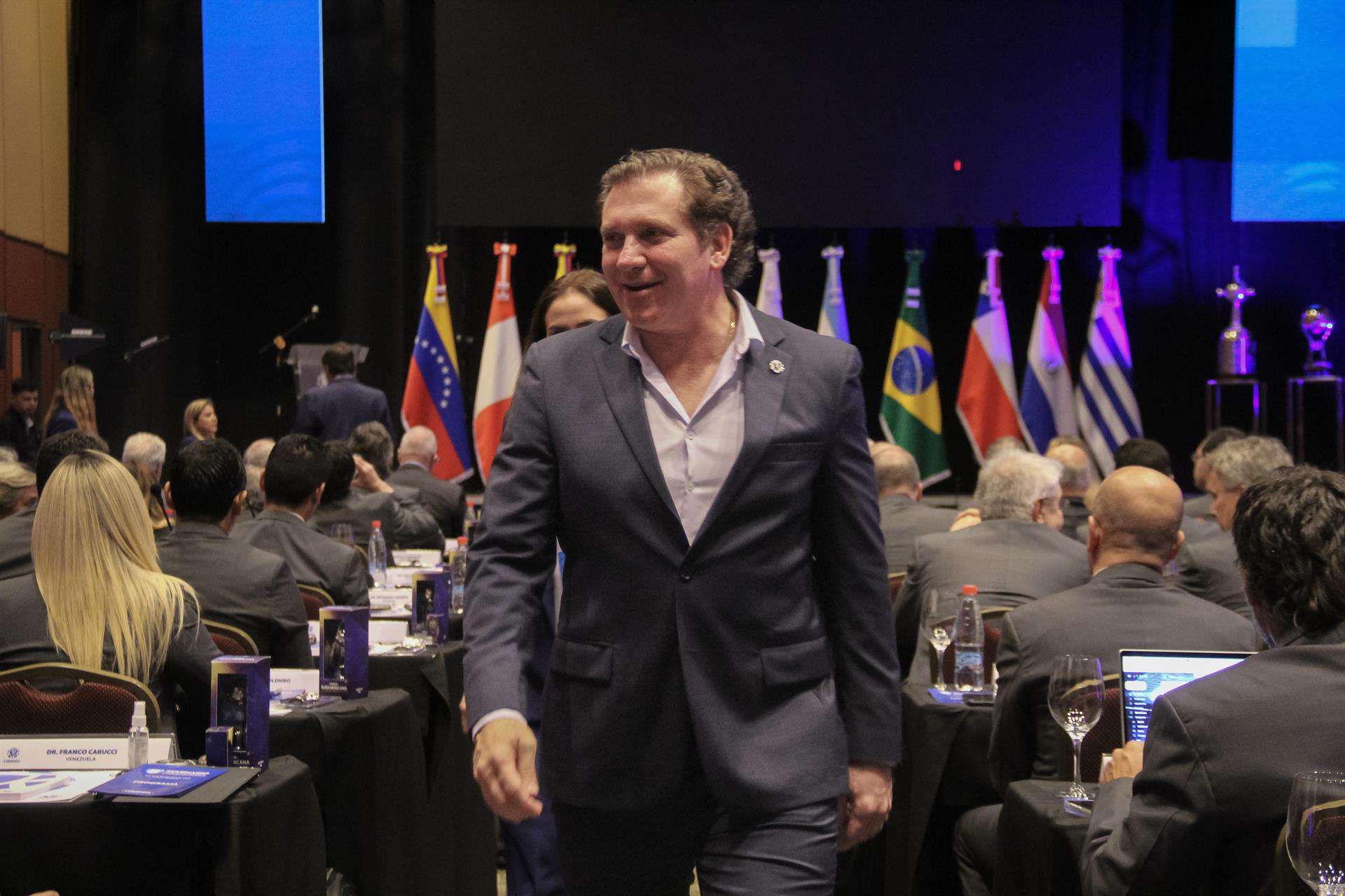 El presidente de la Confederación Sudamericana de Fútbol (Conmebol), Alejandro Domínguez, habla durante una rueda de prensa hoy en Asunción (Paraguay). EFE/ Rubén Peña