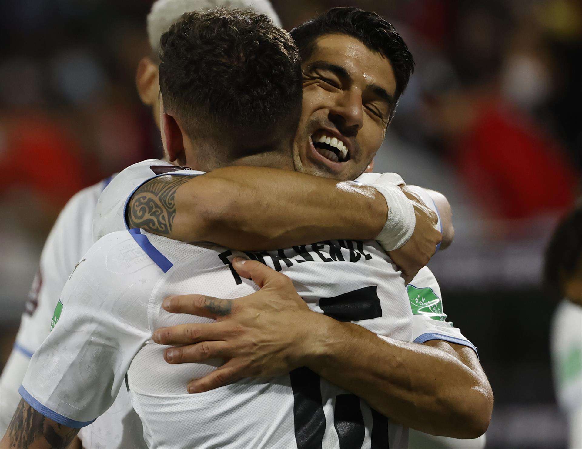 Federico Valverde (i) y Luis Suárez de Uruguay, en una fotografía de archivo. EFE/Alberto Váldes/Pool