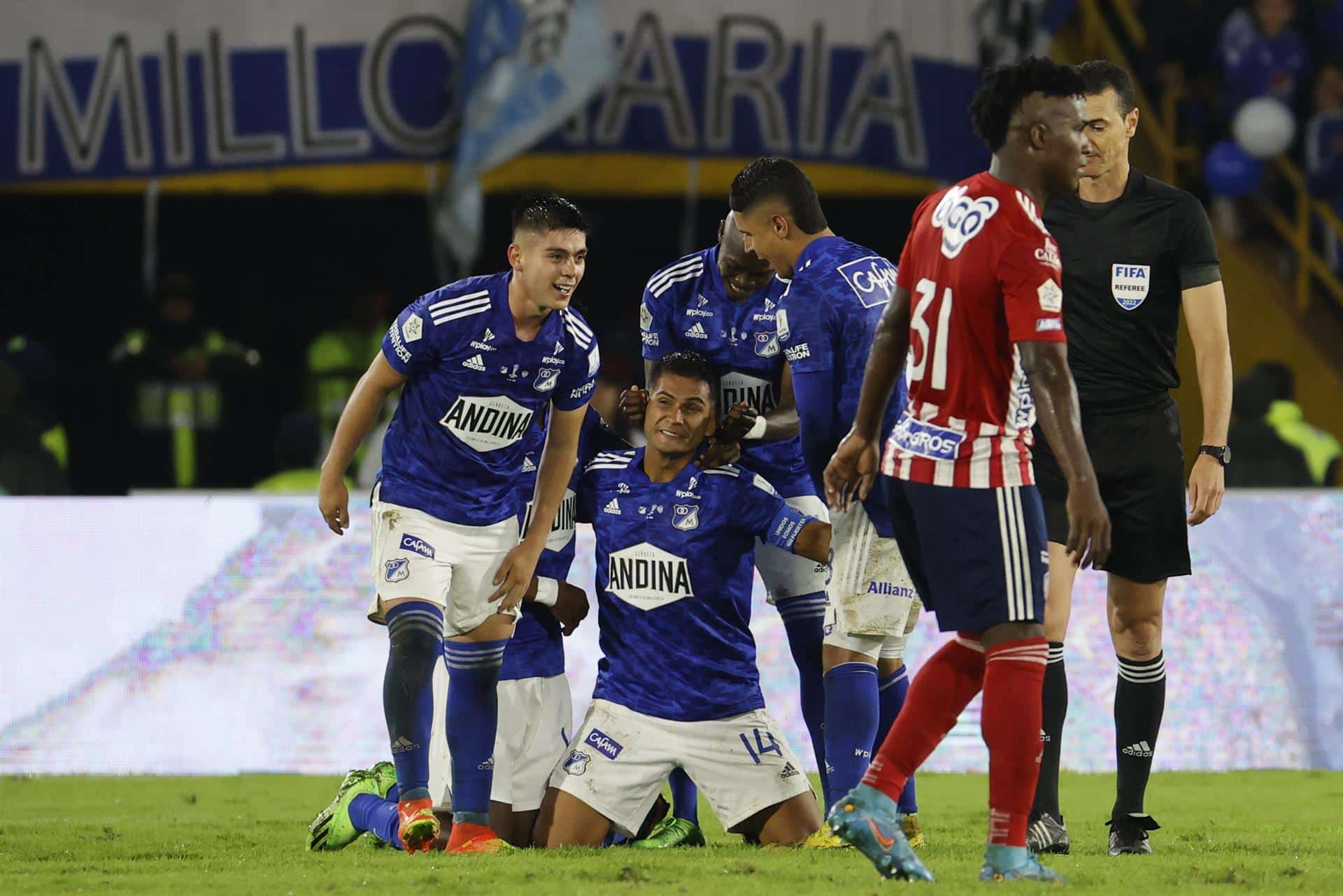 David Macalister Silva (c) celebra su gol hoy, en la final de la copa Colombia en el estadio El Campín en Bogotá (Colombia). EFE/ Mauricio Dueñas Castañeda