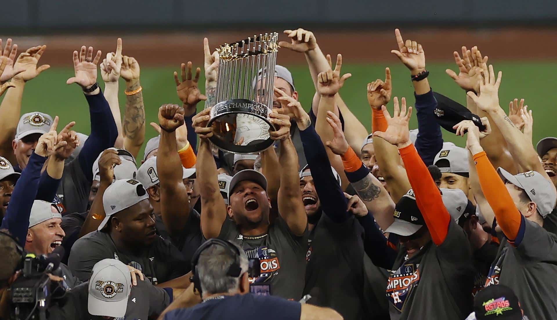 Vista de la celebración de los jugadores de los Astros de Houston, tras ganar el título de la MLB, el 5 de noviembre de 2022. EFE/Aaron M. Sprecher