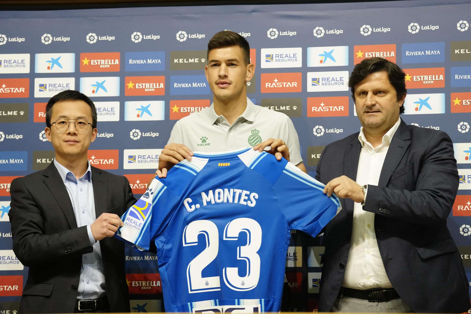 El consejero delegado del RCD Espanyol, Mao Ye (i), y el entrenador del equipo Domingo Catoira (d) presentan al central César Montes que firma hasta el 30 de junio de 2028, un nuevo futbolista mexicano que engorda una lista de compatriotas que han pasado por la entidad catalana, habitualmente dejando un buen sabor de boca en el club. EFE/ Enric Fontcuberta