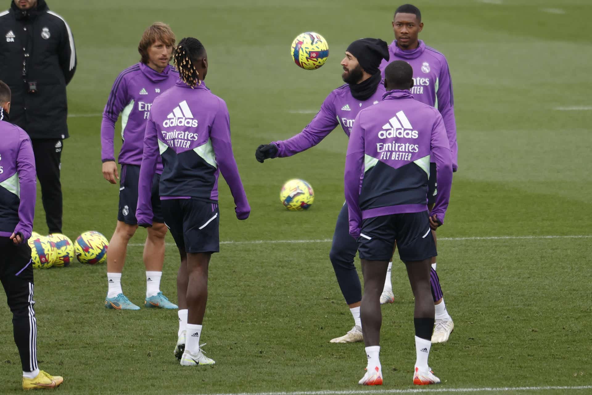 El delantero francés del Real Madrid, Karim Benzema (2d) durante el entrenamiento del equipo este jueves en Valdebebas, Madrid para preparar su partido de mañana de LaLiga ante el Real Valladolid. EFE/ Juan Carlos Hidalgo