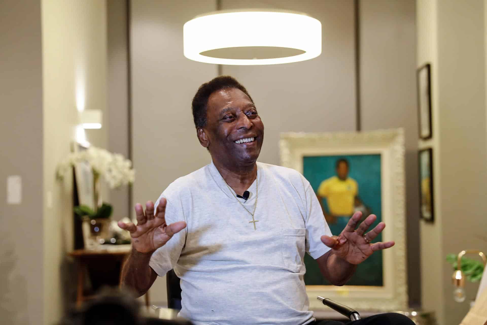 Fotografía de archivo, tomada en noviembre de 2019, en la que se registró al legendario exfutbolista brasileño Edson Arantes do Nascimento 'Pelé', durante una entrevista con EFE, en la ciudad de Santos (Brasil). EFE/Sebastiao Moreira
