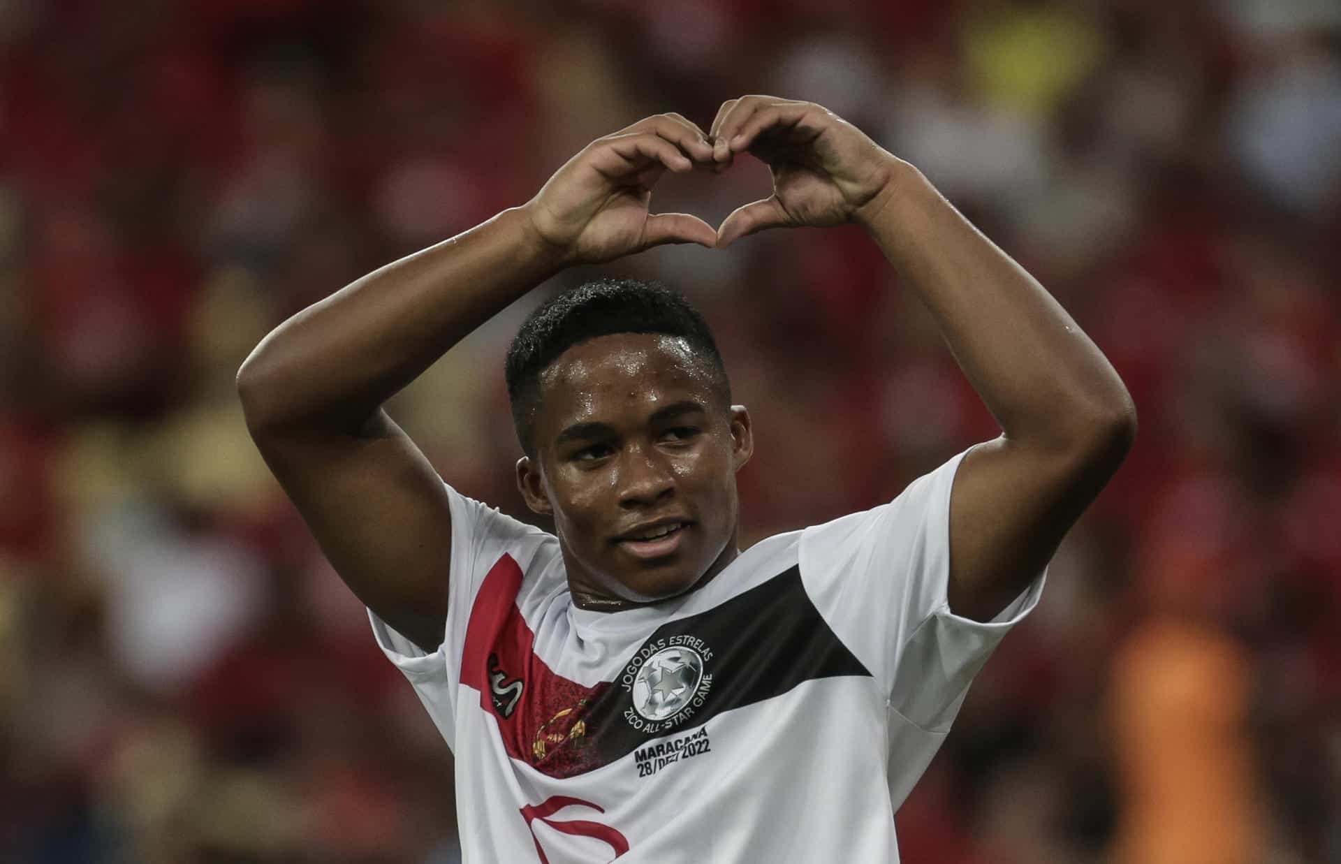 El jugador Endrick celebra durante el partido de beneficencia "Jogo das estrelas" para ayudar la población vulnerable, hoy en el estadio de Maracaná, en Río de Janeiro (Brasil). EFE/Antonio Lacerda