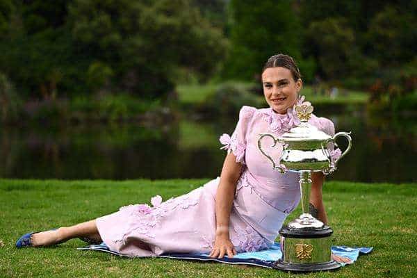 Imagen de archivo de la tenista bielorrusa Aryna Sabalenka, celebrando su triunfo en el Abierto de Australia, en Melbourne (Australia). EFE/EPA/JOEL CARRETT EDITORIAL USE ONLY AUSTRALIA AND NEW ZEALAND OUT