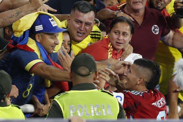 Gustavo Puerta (d), de Colombia, fue registrado este miércoles, 25 de enero, al celebrar, con sus familiares, un gol que le anotó a Brasil, durante un partido de la fase de grupos del Campeonato Sudamericano Sub'20 de fútbol, en el estadio Pascual Guerrero, en Cali (Colombia). EFE/Ernesto Guzmán