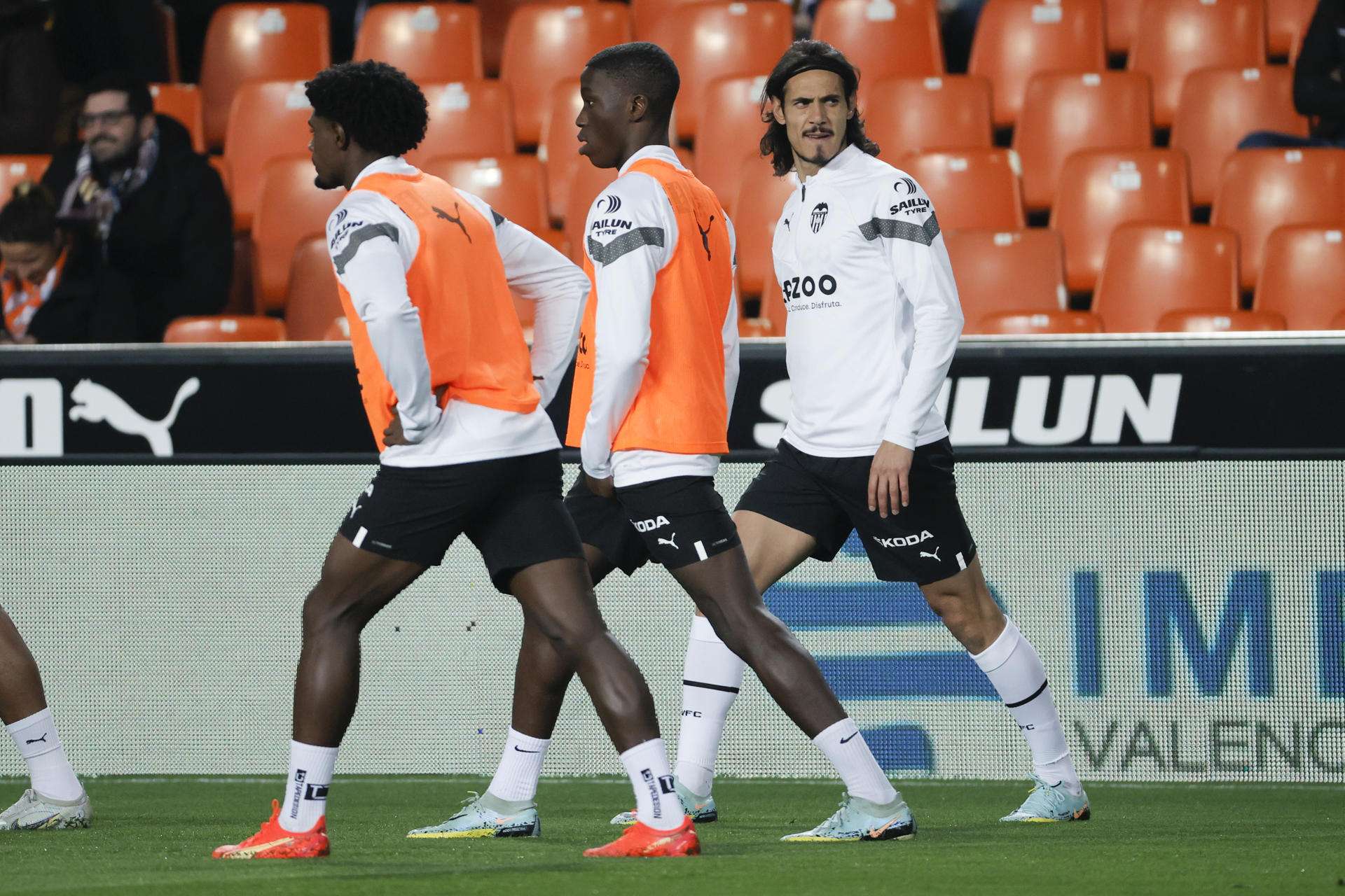 El delantero del Valencia CF Edinson Cavani (d) durante un calentamiento. EFE/Juan Carlos Cárdenas