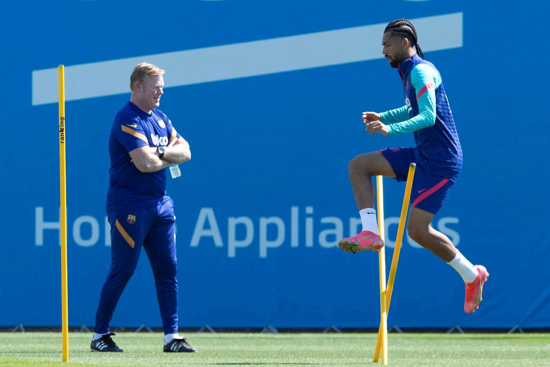 El centrocampista brasileño Matheus Fernandes (d) con el extécnico del FC Barcelona, Ronald Koeman en una foto de archivo de Enric Fontcuberta. EFE
