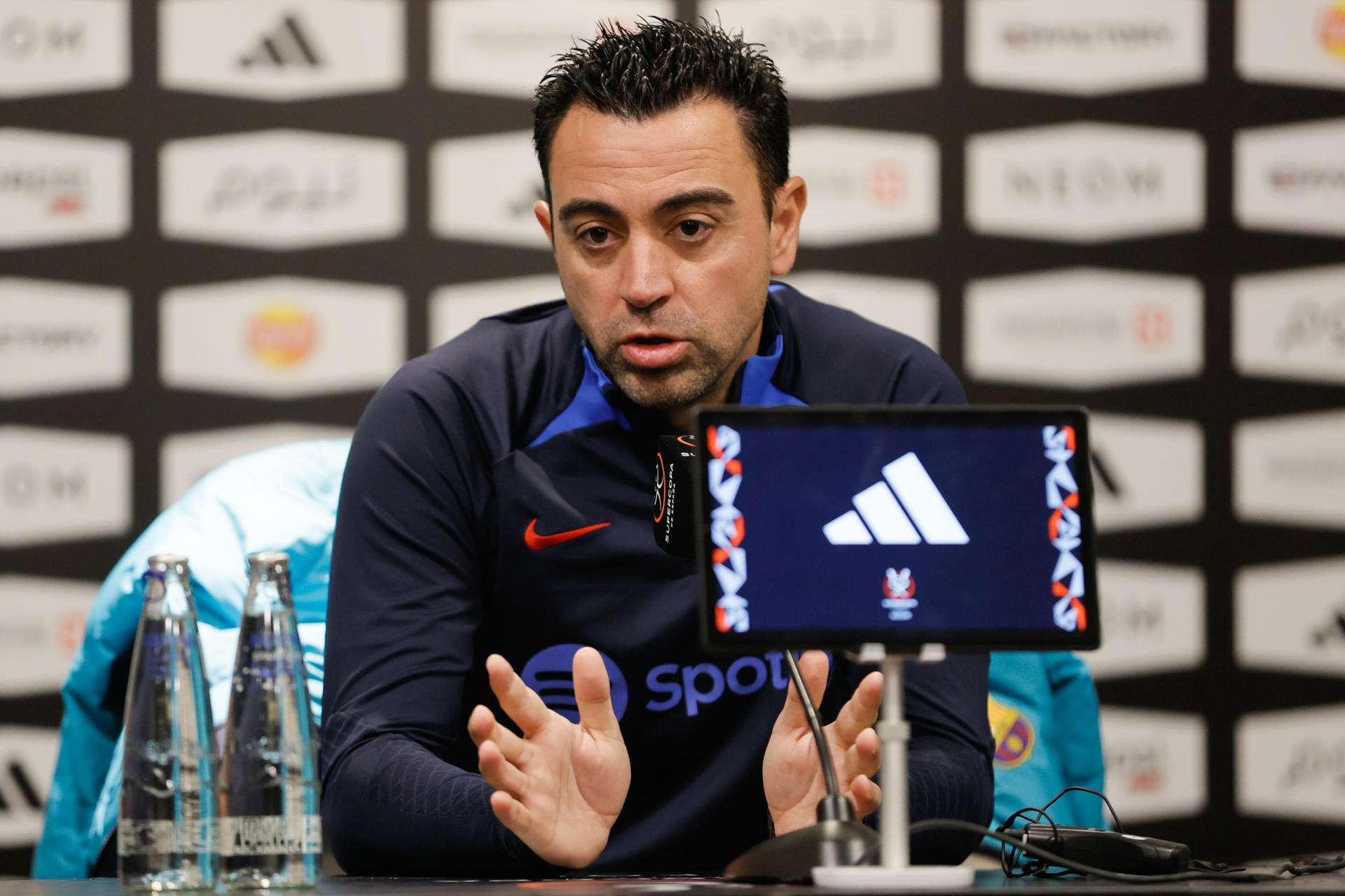 El entrenador del FC Barcelona, Xavi Hernández, asiste a una rueda de prensa este miércoles en Riad, Arabia Saudí, en la víspera del encuentro de semifinales de la Supercopa de España ante el Real Betis en el Estadio Internacional Rey Fahd. EFE/ Juan Carlos Cárdenas