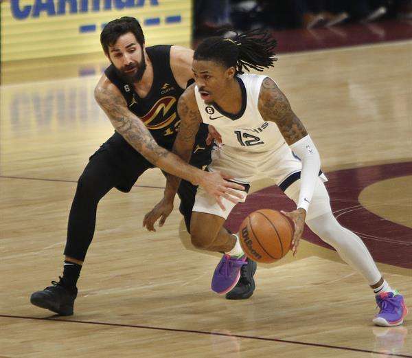 Ricky Rubio de los Cleveland Cavaliers (i) disputa el balón con Ja Morant de los Memphis Grizzlies (d) hoy, durante la primera mitad del partido de la NBA entre los Cleveland Cavaliers y los Memphis Grizzlies en Rocket Mortgage Fieldhouse en Cleveland, Ohio, (EEUU).EFE/ David Maxwell