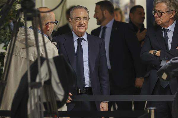 El presidente del Real Madrid, Florentino Pérez (c-izda) llega a la capilla ardiente del exjugador de fútbol Amancio Amaro, fallecido este martes a los 83 años de edad, en el palco de honor del estadio Santiago Bernabéu. Consuelo, la esposa de Amancio, varios de sus seis hijos y de los doce nietos y el hermano de Amancio, Juan Carlos Amaro, velan al exjugador, presidente de honor y leyenda eterna del Real Madrid desde que se ha abierto la capilla ardiente, a las tres de la tarde de este martes. EFE/ Kiko Huesca