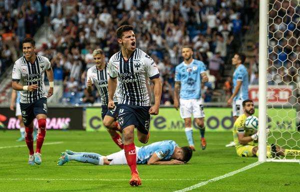 Arturo González (c) de Rayados celebra hoy tras anotar contra el Querétaro, durante un partido por la jornada 7 del torneo Clausura 2023 de la Liga MX, en el estadio BBVA de la ciudad de Monterrey (México). EFE/Miguel Sierra