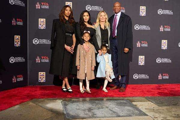 El Teatro Chino de Hollywood (TCL Chinese Theatre) celebró este miércoles un tributo póstumo a Kobe Bryant, cuyas huellas de pies y manos quedaron inmortalizadas en el suelo en cemento de este emblemático cine.