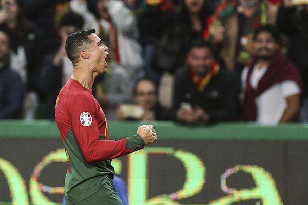 Cristiano Ronaldo confesó hoy estar "orgulloso" tras su nuevo récord logrado el jueves en el partido entre Portugal y Liechtenstein, en el que se convirtió en el jugador con más partidos con una selección nacional.
