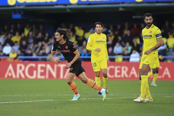 El delantero uruguayo del Valencia Edinson Cavani celebra el gol ante el Villarreal, el último logrado a domicilio por su equipo en Liga. EFE/ Domenech Castelló